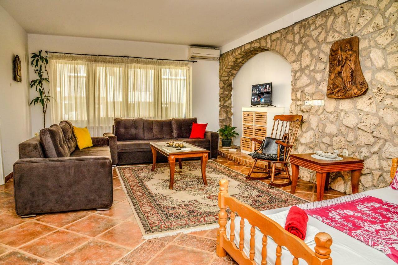Tomas Apartments Skopje Buitenkant foto